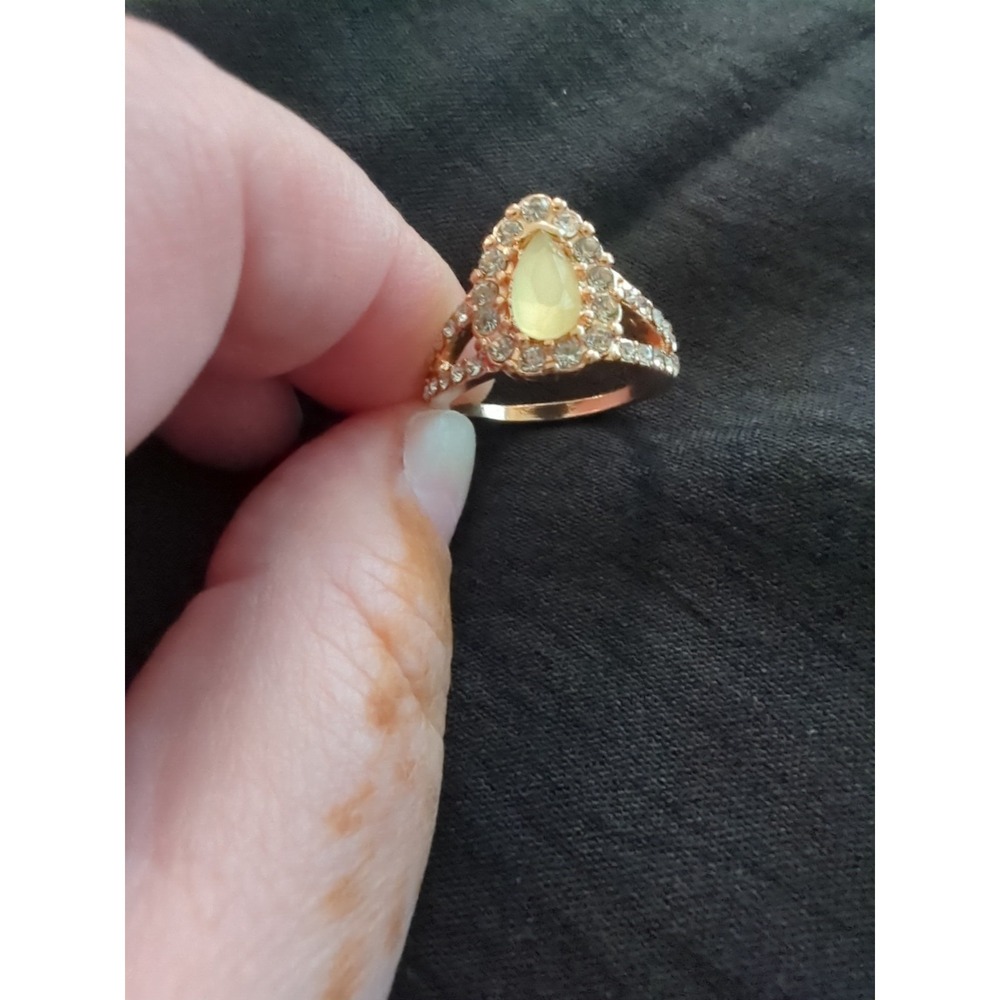 Vintage Gold Toned Pear Shaped Center Stone with Rhinestones
